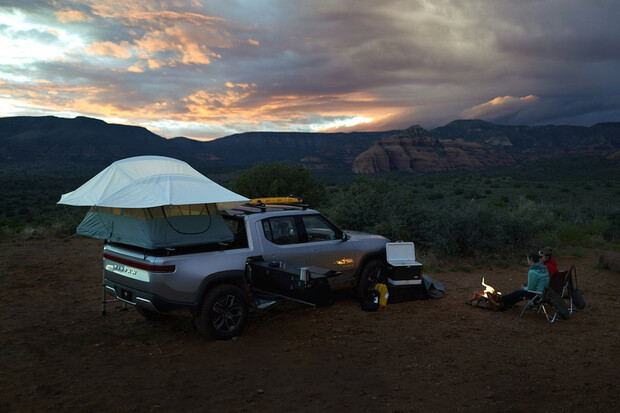 Nakoupit, vyrazit na výlet, uvařit a jít spát. To vše s Rivianem R1T