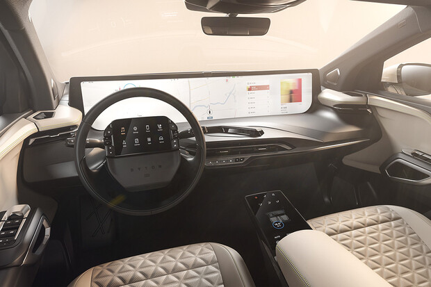 Byton odhalil detaily interiéru sériové verze modelu M-Byte. Obří displej zůstal