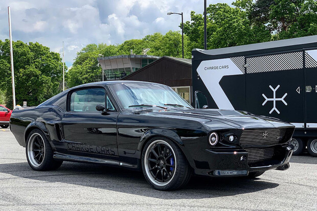 Že mají elektromobily ujetý design? Do Goodwoodu míří Ford Mustang Electric