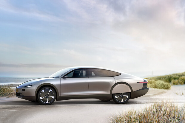 Lightyear One je elektromobil s dojezdem přes 700 km a možností solárního nabíjení