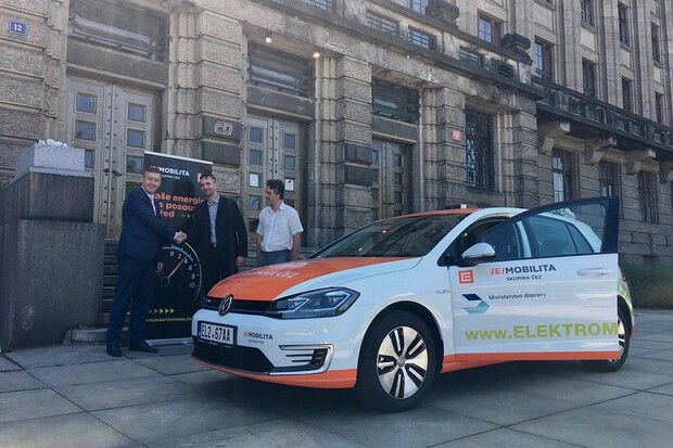 I na Ministerstvu dopravy budou jezdit elektromobilem. Zapůjčí mu ho ČEZ