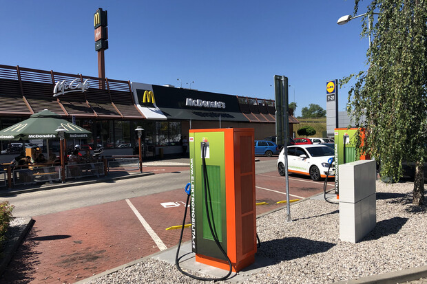 Ve Varech dnes začíná filmový festival. ČEZ tam proto spouští nové nabíječky