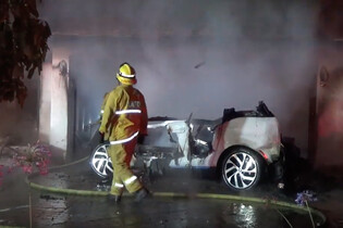 Další požár elektromobilu. Video ukazuje, jak se rozšířil i na jiné auto a dům