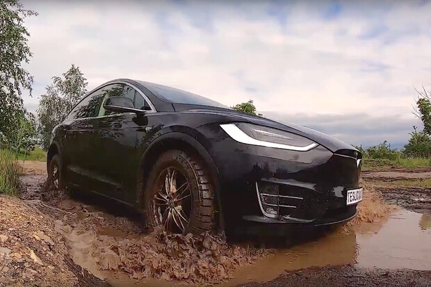 Podívejte se na video, jak Tesla Model X řádí v bahně na autodromu v Mostě
