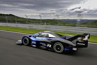 VW ID.R vs. McLaren-Mercedes MP4/13. Padne v Goodwoodu vousatý rekord F1?