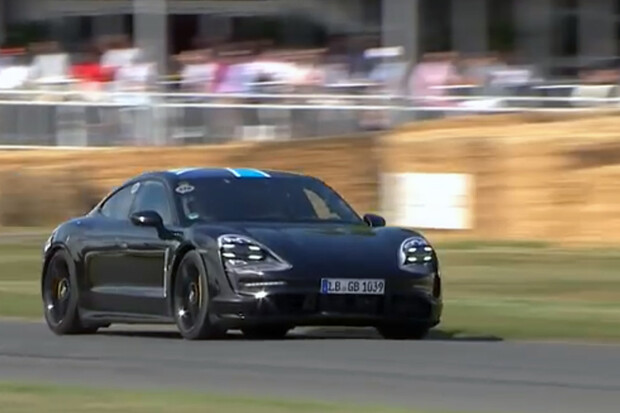 Podívejte se na video, jak elektrosupersport Porsche Taycan brázdí trať v Goodwoodu
