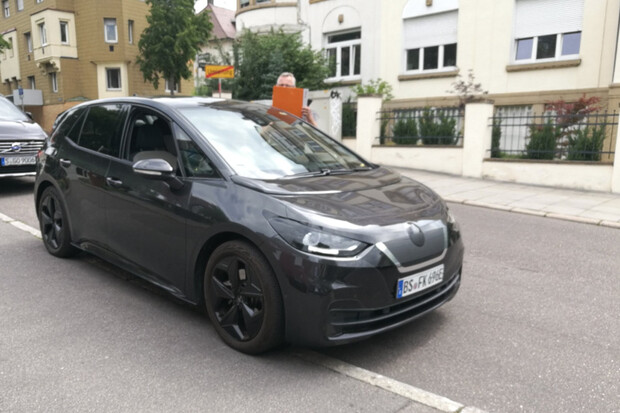 Volkswagen ID.3 byl vyfocen v ulicích Stuttgartu. Vypadá elegantně