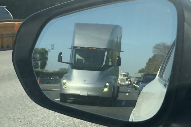 Jezdil elektrokamion Tesla Semi na dálnici bez řidiče? Podle fotek to tak vypadá