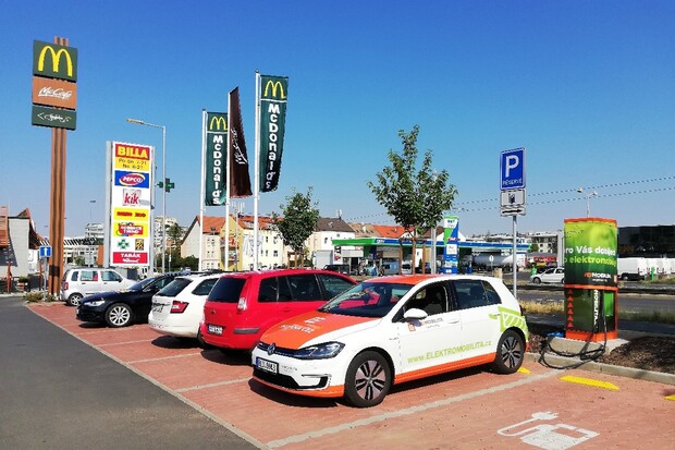 ČEZ dnes v Praze otevřel svou jubilejní rychlonabíjecí stanici. Má jich rovných 100