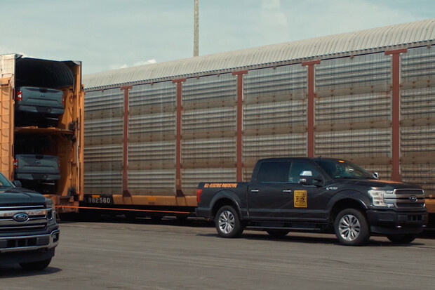 Elektrický pick-up od Fordu utáhne ledacos. V propagačním videu zvládl i 566 tun