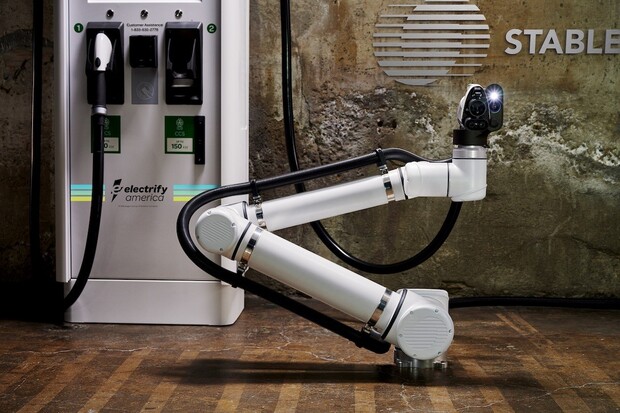 V San Franciscu vyvíjí robota, který do elektromobilu sám připojí nabíjecí kabel