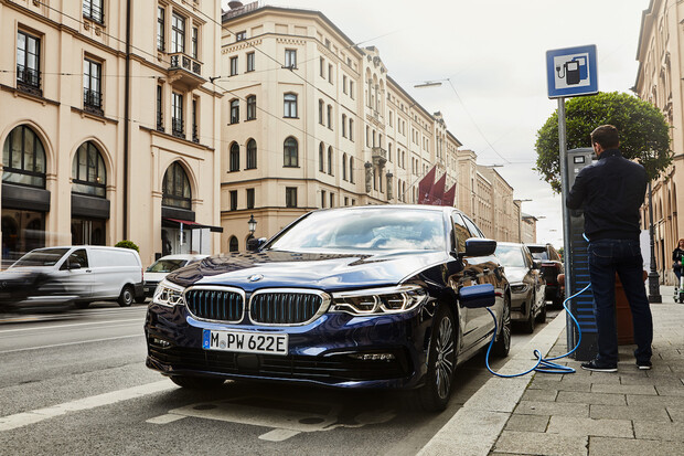 Plug-in hybridní BMW řady 5 ujede na elektřinu až 61 km. Co nabídne dále?