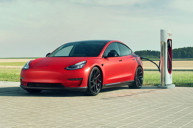 Tesla Model 3 na okruhu porazila Porsche Taycan. Ale ne ten nejrychlejší