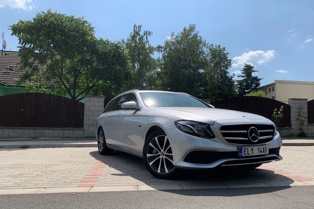 Mercedes pilně testuje menšího bratra luxusního modelu EQS. Přijde již v září