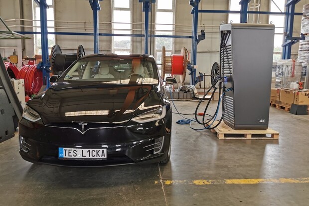 Praha dostane svůj první Hypercharger. Elektromobil nabije za pár minut