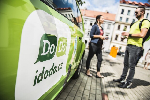 Kurýrní služby mohou do pár let zvýšit emise CO₂ o 30 %. Pomohou elektromobily?