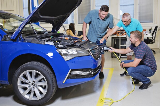 Škoda se naplno připravuje na elektromobilitu. Proškoluje všechny zaměstnance