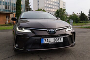 Test Toyota Corolla Sedan – Ikonický hybrid ze Země vycházejícího slunce