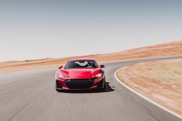 Luxusní sportovní sedan Drako GTE se utkal s Teslou Model S P100D 