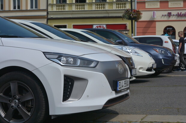 Do Valašského Meziříčí se sjely elektromobily, podporu poskytl přímo starosta