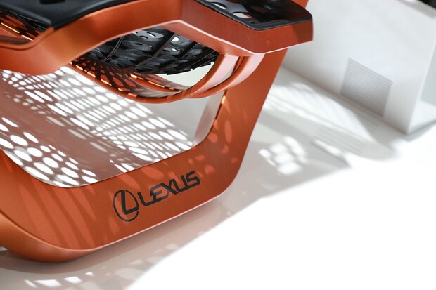 Lexus představil pohyblivé sedačky z bílkoviny