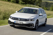 Volkswagen Passat GTE dostal větší baterii. Kolik ujede?