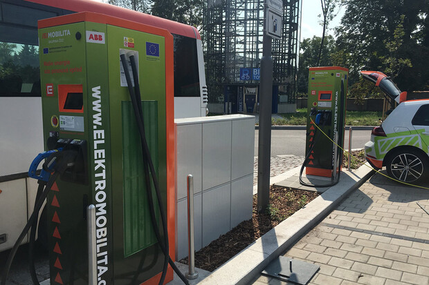 Dvě nové nabíjecí stanice můžete využívat v Kolíně u autobusového nádraží
