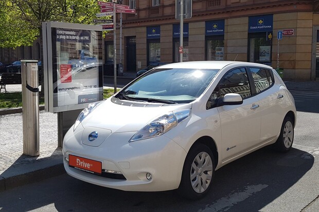 Elektromobily budou v Praze parkovat zdarma i nadále, zpoplatnění se odsouvá