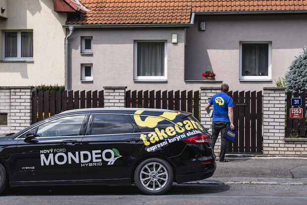 Ford Mondeo HEV prošel testováním u kurýrní služby v Praze. Jak si vedl?