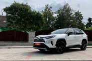 Test Toyota RAV4 – Kdo s koho? Hybrid, nebo benzin?