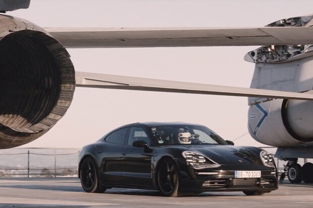 Kolik sekund potřebuje Porsche na rychlost 145 km/h a následné zastavení?