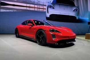 Podívejte se na Porsche Taycan. Nafotili jsme ho pro vás ve Frankfurtu