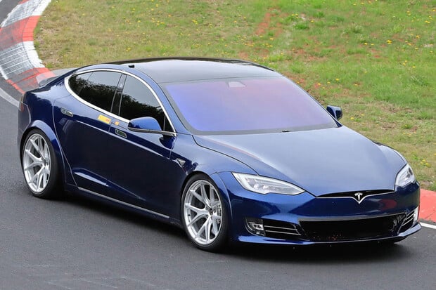 Tesla s trojicí motorů skutečně přijde. Otázkou je, kdy přesně