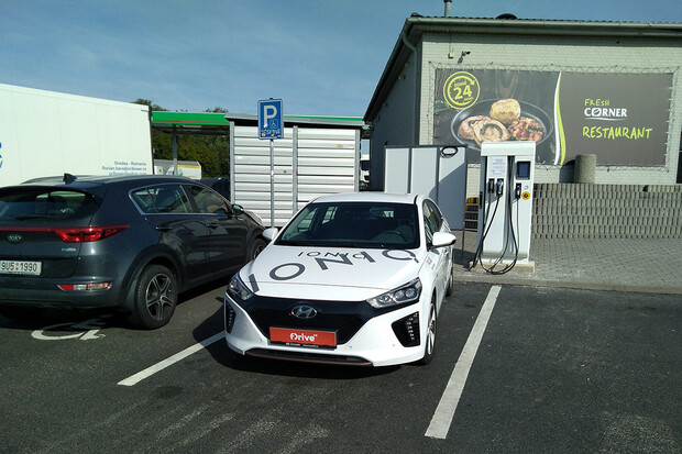 MOL rychle buduje síť nabíjecích stanic