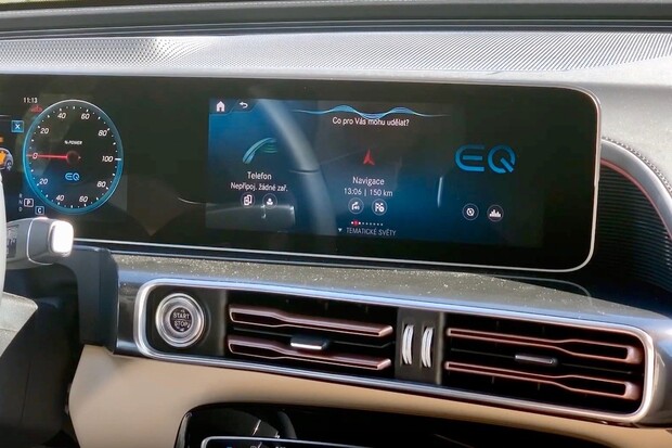 Hlasová asistentka v Mercedesu je nejen užitečná, ale i vtipná