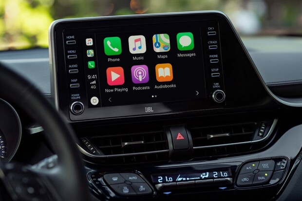 Už i Toyota nabízí CarPlay a Android Auto. Jako první na řadu přišlo C-HR