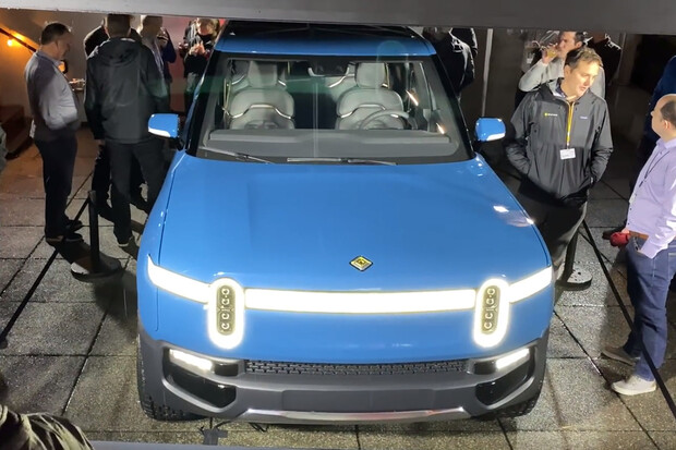 Rivian ukázal svůj pick-up i v modré barvě. Do výroby půjde příští rok