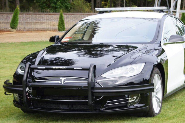 Policejní Tesle během zásahu došla baterie. Byla to lidská chyba, tvrdí mluvčí