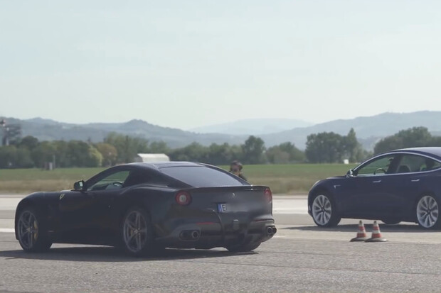 Když Ferrari F12 Berlinettta dostane výprask od Tesly Model 3