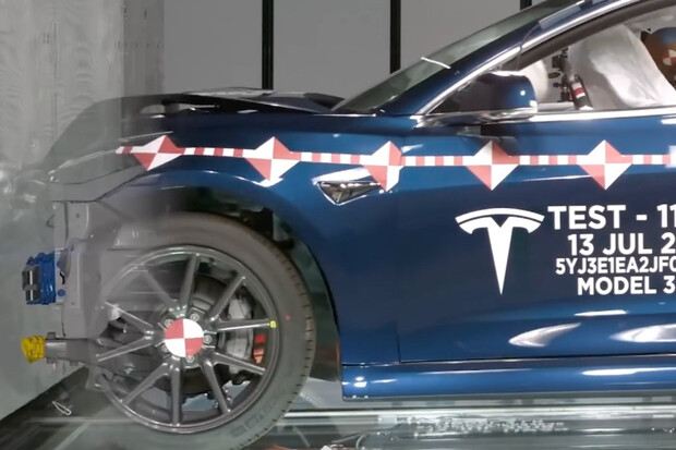 Nakoukněte do haly, kde Tesla šrotuje své vozy kvůli bezpečnosti