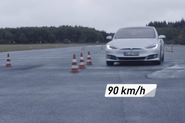 Tesla Model S propadla v losím testu. Nevešla se mezi kužely. Jak si vedl Taycan?