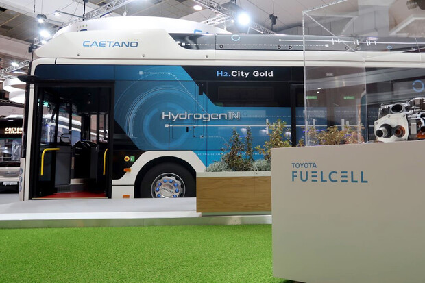 Vodíkový autobus s technologií od Toyoty zvládne až 400 kilometrů