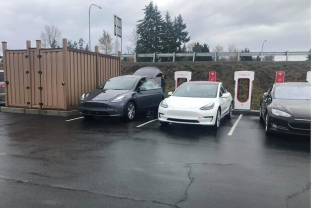 Tesla Model Y spatřena na Superchargeru vedle Tesly Model 3