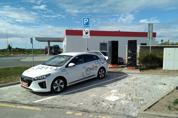 Konečně! Už i dálnice D11 bude mít nabíjecí stanici