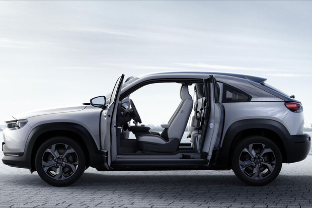 Elektrická Mazda je netradiční, má malou baterku a netypické otevírání dveří