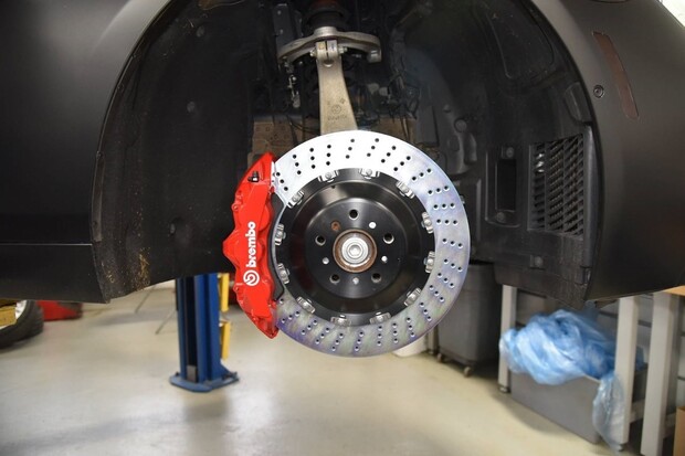 Brembo pracuje na nových brzdách pro elektromobily. Proč mají problém ty klasické?