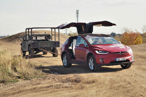 Benzin vs. elektřina: o čisté mobilitě s Ivanem Indráčkem a Lukášem Hatašem