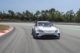 Mattias Ekström krotil elektrický monopost CUPRA e-Racer. Jaké jsou jeho dojmy?