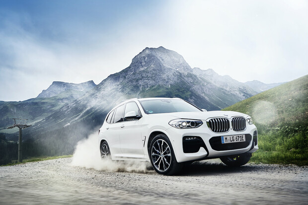 BMW X3 je plug-in hybrid. Na elektřinu ujede přes 40 kilometrů