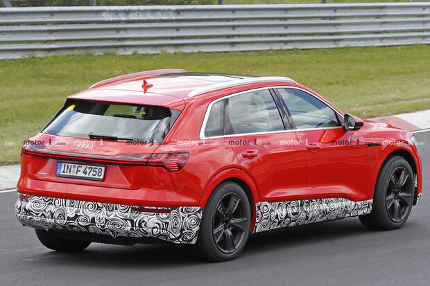 Audi testuje silnější verzi e-tronu. Kolik by mohla mít koní?